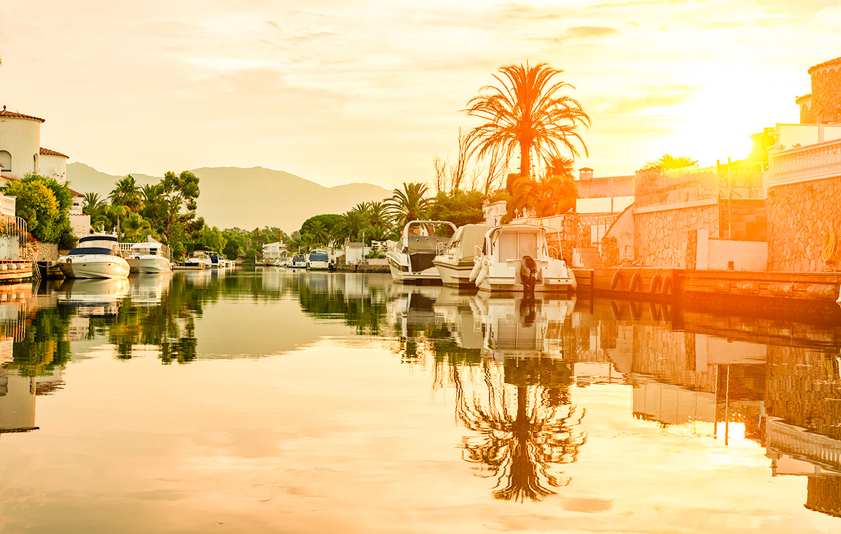 Coastal Villas and Yachts Empuriabrava Canal Shopping