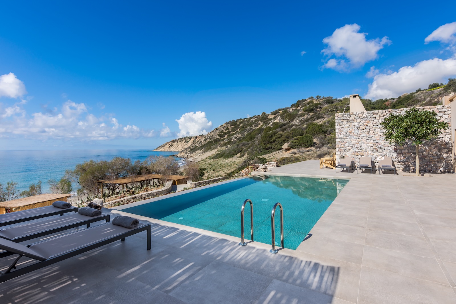 Infinity pool overlooking the coastline at Beach House Arvi West in Crete
