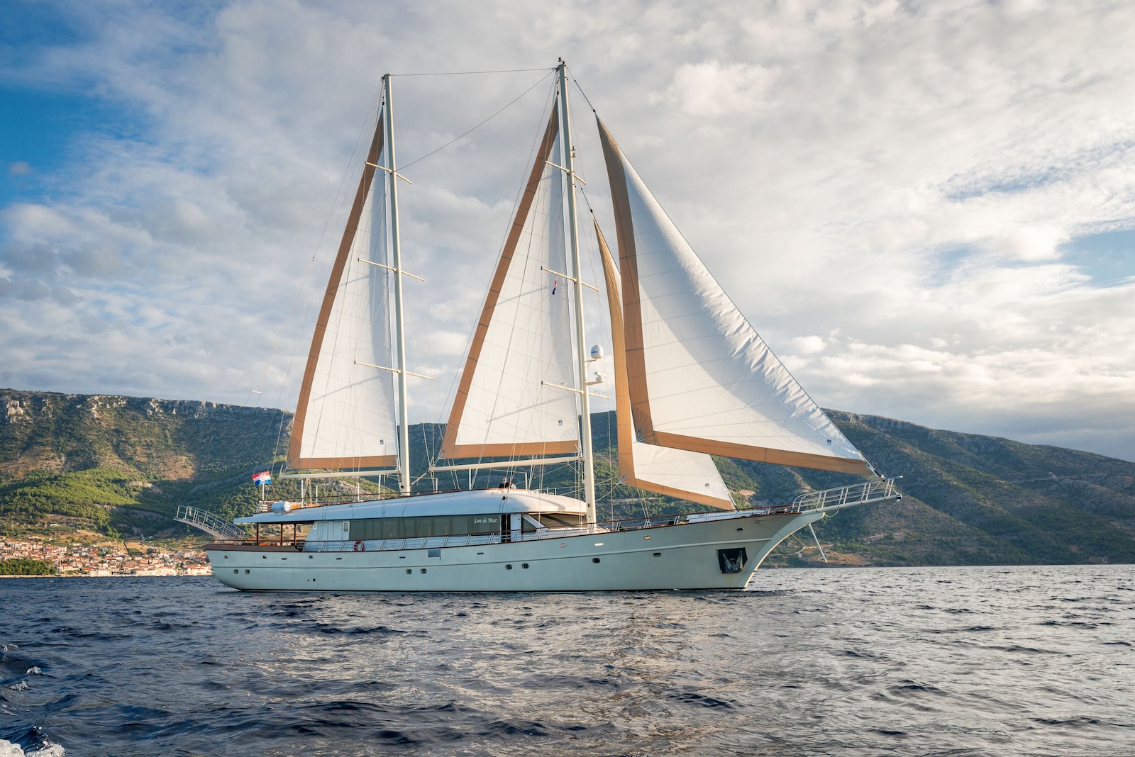 Dalmatian Coast yacht charter sailing across the Adriatic Sea in Croatia