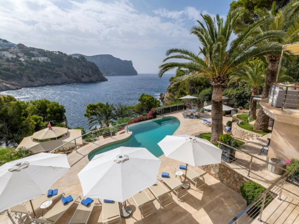 Casa En El Mar in Mallorca with private pool overlooking the Mediterranean coast