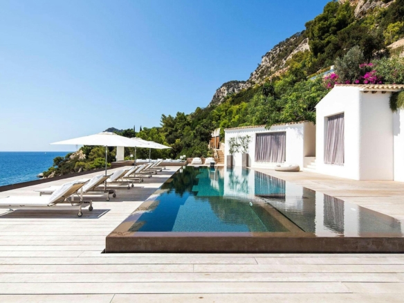 text Private pool and wooden terrace with sun loungers overlooking the Mediterranean Sea at Ocean Paradise villa in Ibiza